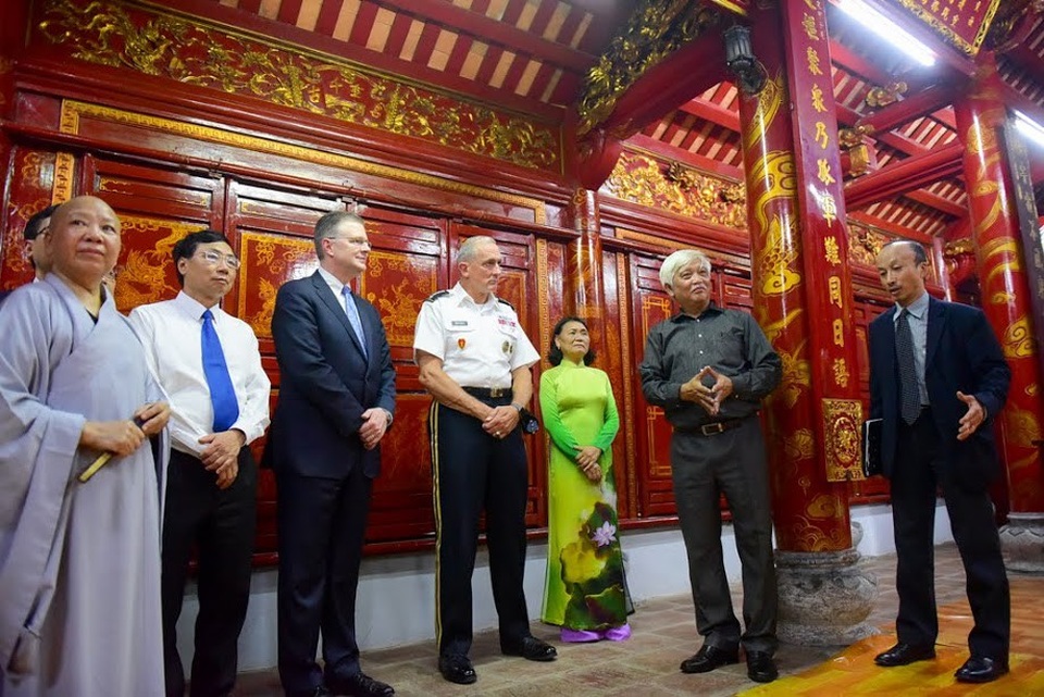 Tư lệnh Lục quân và Đại sứ Mỹ dâng hương tại đền thờ Hai Bà Trưng - 8