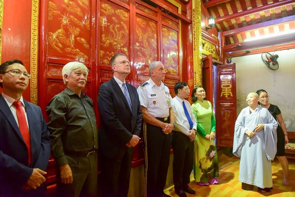 “Chúng tôi tới đây cũng để thể hiện sự tôn trọng to lớn của của chúng tôi đối với lịch sử và văn hóa Việt Nam”, Đại sứ Mỹ tại Việt Nam nói.