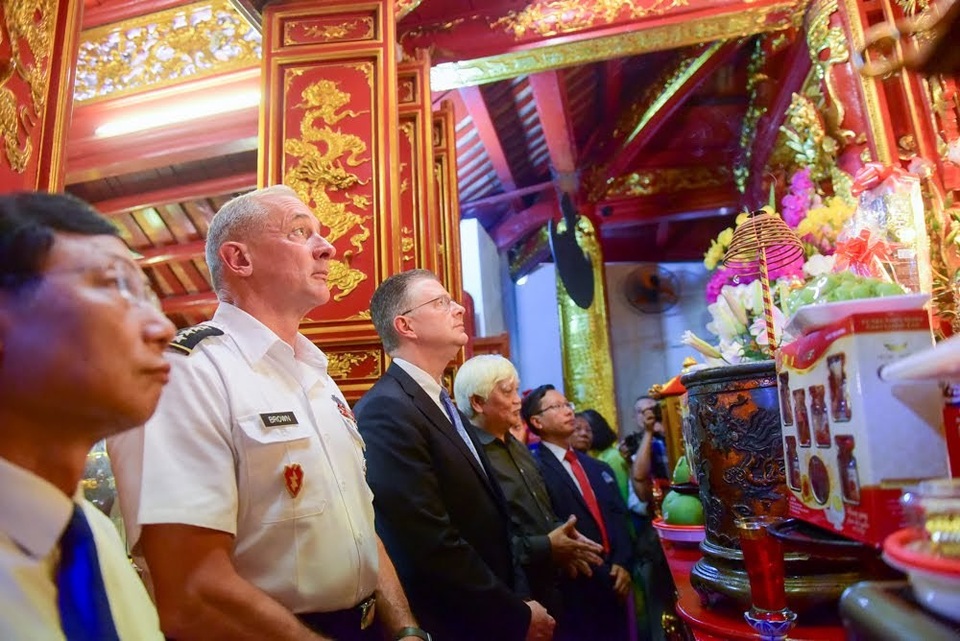 “Khi tới thăm đền, chúng tôi đã được cung cấp nhiều thông tin và chúng tôi đã hiểu được nhiều hơn về tinh thần, sự kiên cường và quyết tâm của dân tộc Việt Nam trong việc xây dựng và phát triển đất nước”, ông Kritenbrink cho biết.