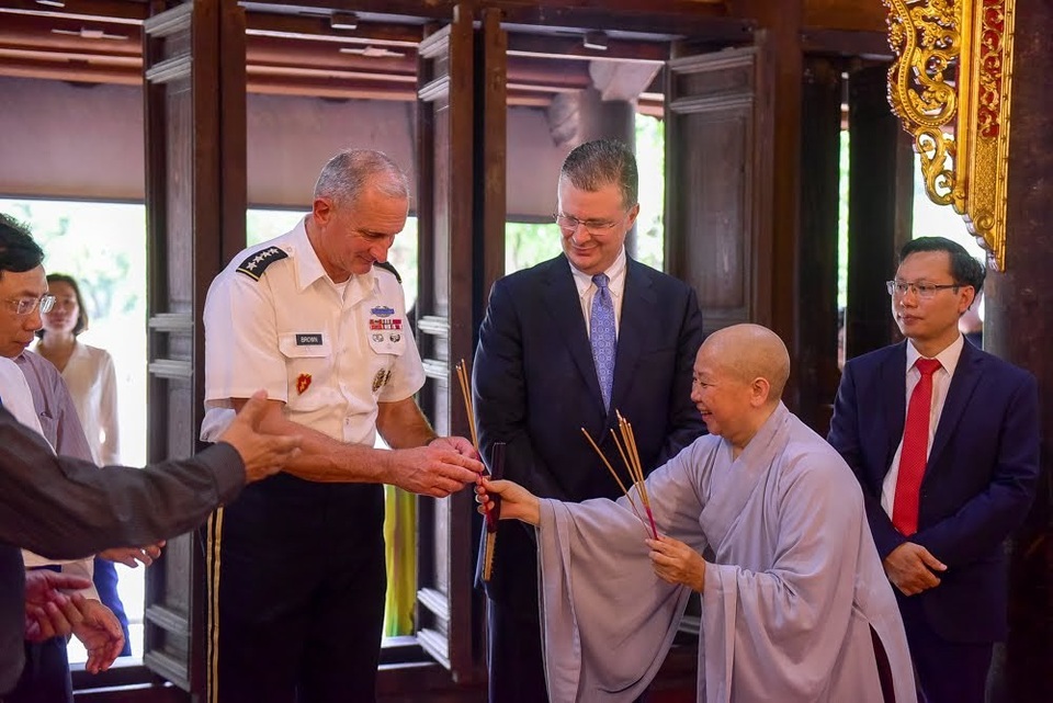 Chia sẻ cảm xúc sau chuyến thăm tới đền thờ Hai Bà Trưng, Đại tướng Robert B. Brown cho biết ông rất vui và vinh dự khi có dịp tìm hiểu “về truyền thống hơn 2.000 năm trước của Việt Nam, về công cuộc giành độc lập, về tinh thần kiên cường của đất nước Việt Nam, đồng thời biết thêm về lịch sử Việt Nam thông qua câu chuyện của Hai Bà Trưng”.