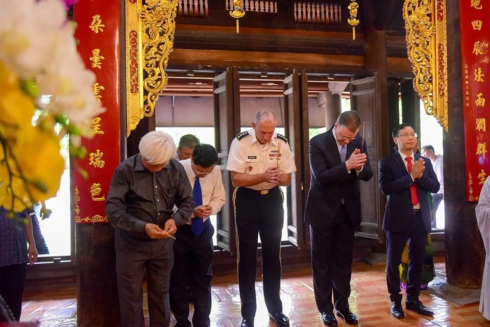 Đại sứ Kritenbrink và Đại tướng Brown dâng hương tại đền thờ Hai Bà Trưng.