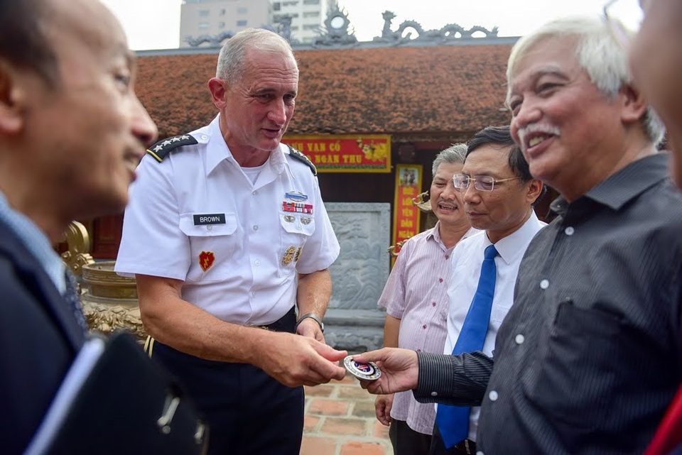 
Kết thúc chuyến thăm tới đền thờ Hai Bà Trưng, Tư lệnh Lục quân Thái Bình Dương Mỹ Robert Brown đã gửi tặng biểu tượng của Lục quân Mỹ cho nhà sử học Dương Trung Quốc và ni sư trụ trì chùa để cảm ơn vì đã giúp ông hiểu thêm về lịch sử của ngôi đền.
