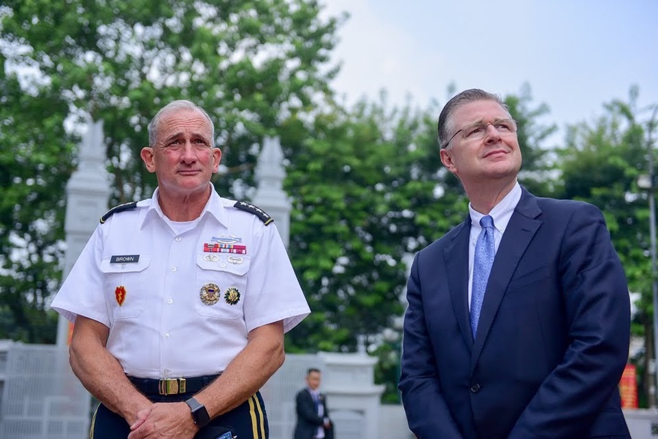 Tư lệnh Lục quân và Đại sứ Mỹ dâng hương tại đền thờ Hai Bà Trưng - 3