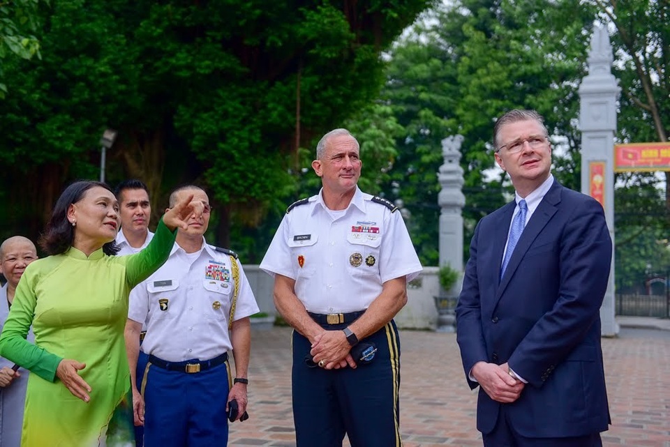 Chuyến thăm tới đền thờ Hai Bà Trưng của Đại tướng Robert B. Brown diễn ra khi ông đang tham dự với tư cách đồng chủ trì Hội thảo Quản lý Lục quân Thái Bình Dương lần thứ 42 (PAMS-42) tại Việt Nam.