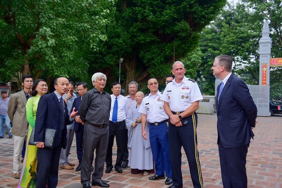 
Nhà sử học Dương Trung Quốc thuyết trình cho các vị khách Mỹ về lịch sử ngôi đền Hai Bà Trưng.
