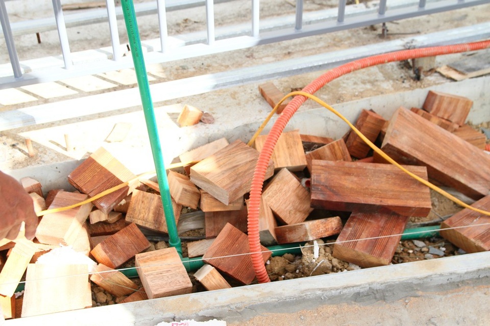 Xuất hiện các vết nứt, rạn ở đường gỗ lim ven sông Hương - 6 2 đầu các tấm gỗ bị nứt dược cưa vứt bỏ