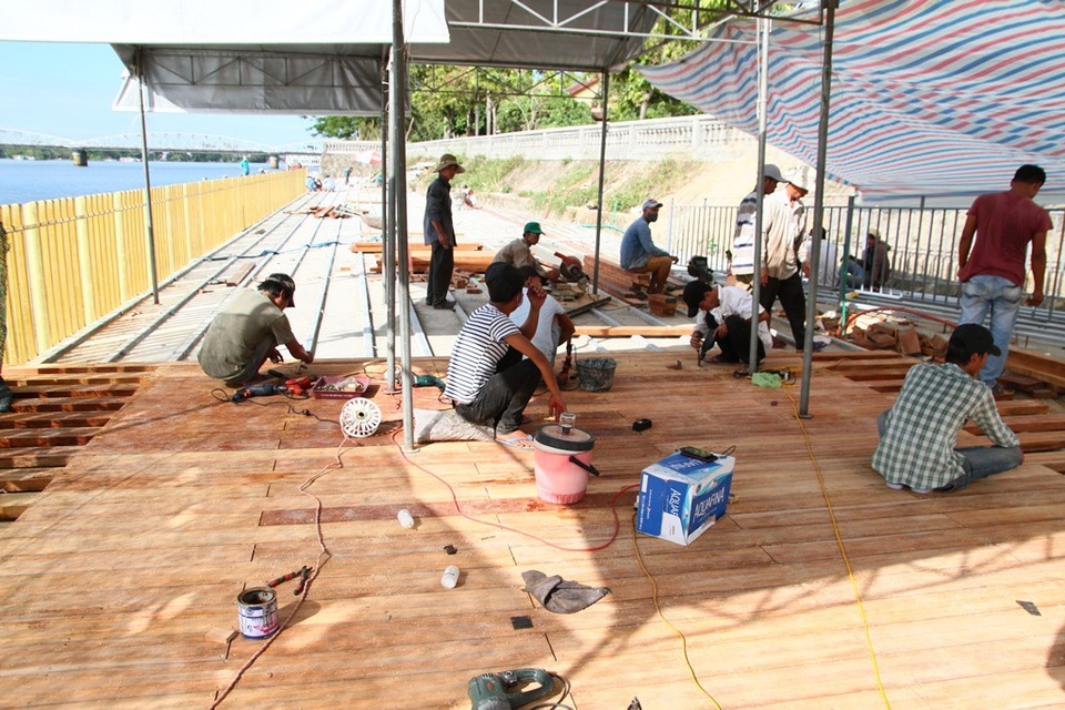 Xuất hiện các vết nứt, rạn ở đường gỗ lim ven sông Hương - 7 Các công nhân đang tiến hành lát gỗ lim dưới tiết trời nắng nóng