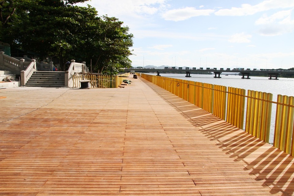 Xuất hiện các vết nứt, rạn ở đường gỗ lim ven sông Hương - 8 Đường đi bộ lát gỗ lim sắp hoàn thành