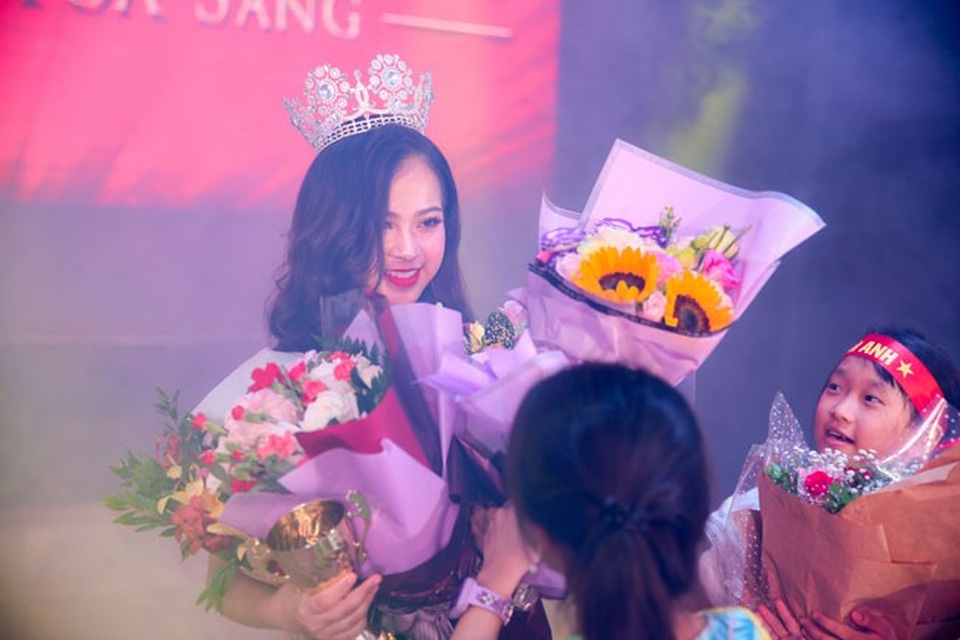 Tiết lộ bất ngờ về Hoa khôi Thanh lịch Nguyễn Hải Anh - 2 Nguyễn Hải Anh vừa đăng quang Hoa khôi thanh lịch 2018.