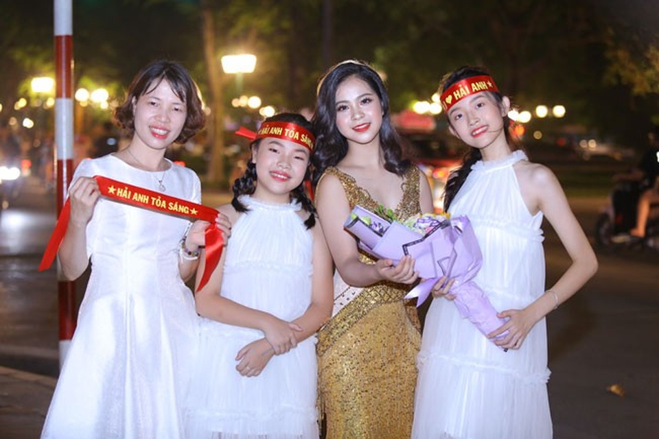 Tiết lộ bất ngờ về Hoa khôi Thanh lịch Nguyễn Hải Anh - 3 Hải Anh được người thân đến cổ vũ chia vui.