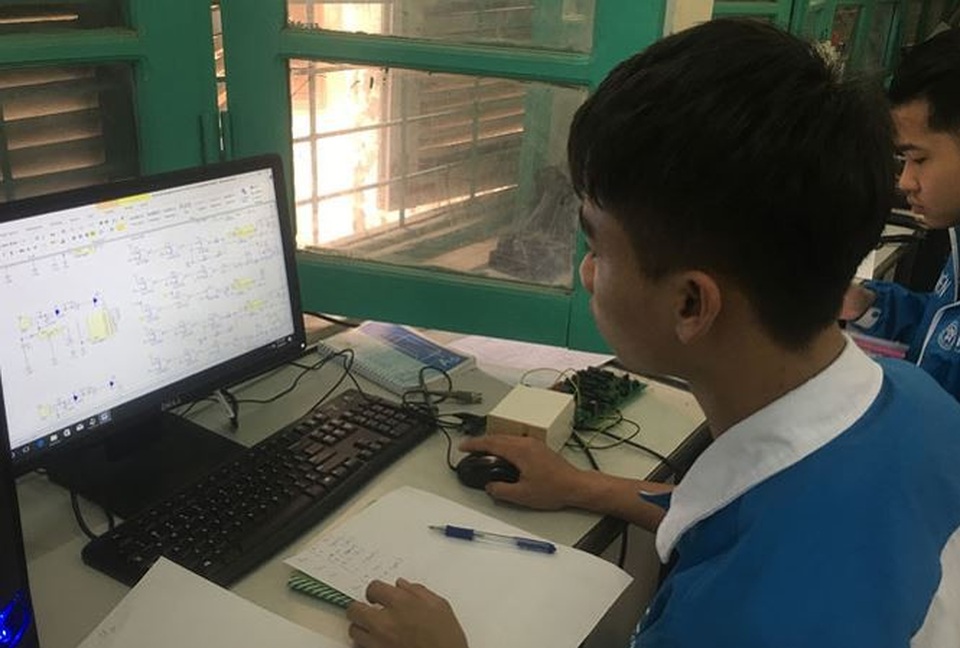 Mô hình đào tạo 9+: Vẫn tắc nếu không phân luồng thành công - 1 Học sinh trường CÐ Nghề Cơ điện Hà Nội trong một tiết học nghề. (Ảnh: Nghiêm Huê)