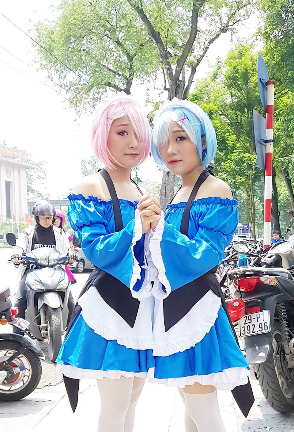 Cosplay Hà thành khoe khả năng chịu nóng đáng nể - 5
Đôi bạn thân hóa trang với bộ váy, giày, tất, tóc giả giống hệt nhau