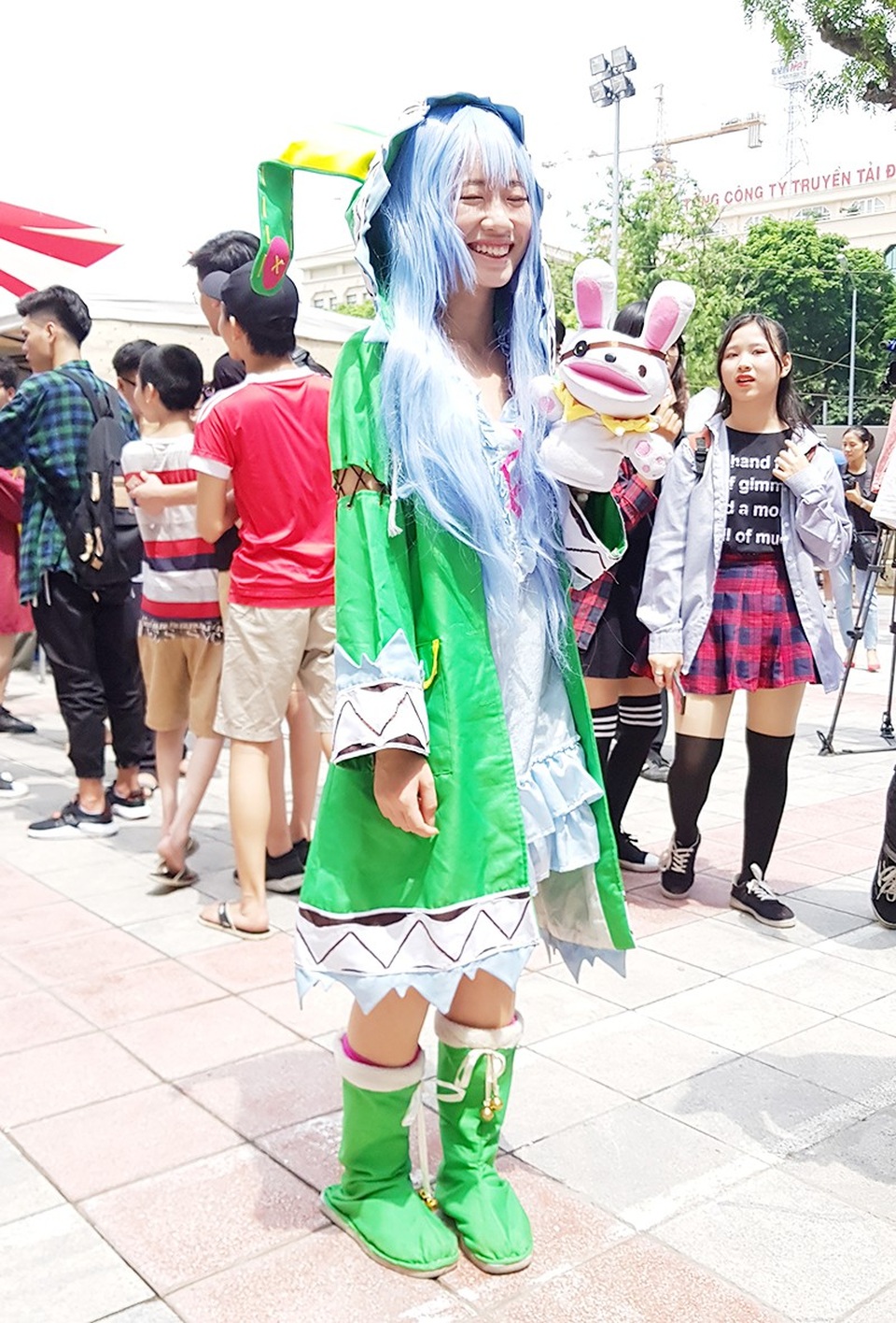 Cosplay Hà thành khoe khả năng chịu nóng đáng nể - 7
Để hóa thân thành nhân vật Yoshino trong bộ truyện Date a live, cô bạn này đã phải đội tóc giả, đi bốt cao cổ, khoác áo choàng dày, bất chấp cái nắng tháng 8 của Hà Nội.