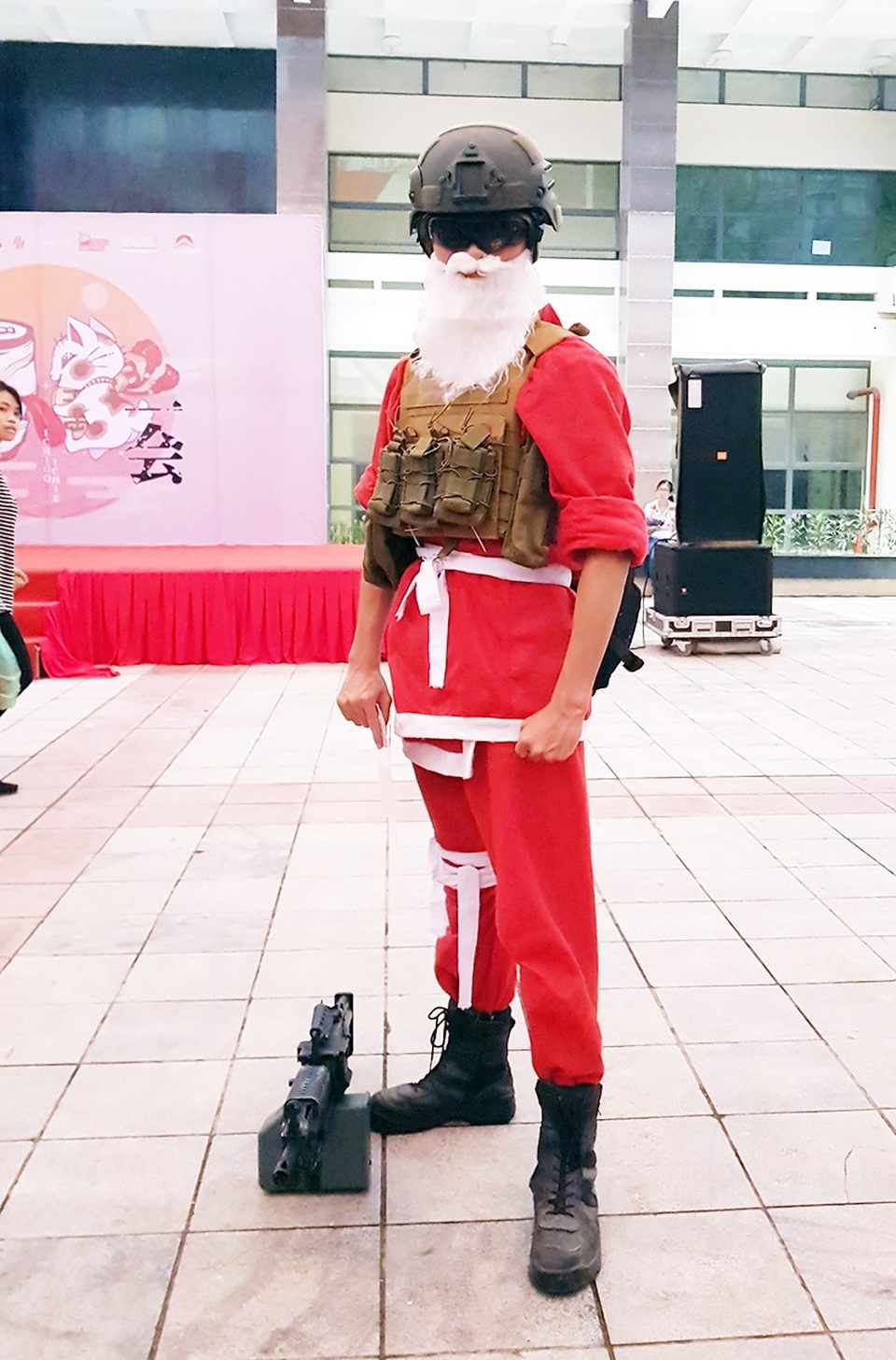 Cosplay Hà thành khoe khả năng chịu nóng đáng nể - 10
Chiến binh “Ông già Tuyết” chịu nóng mặc áo ấm