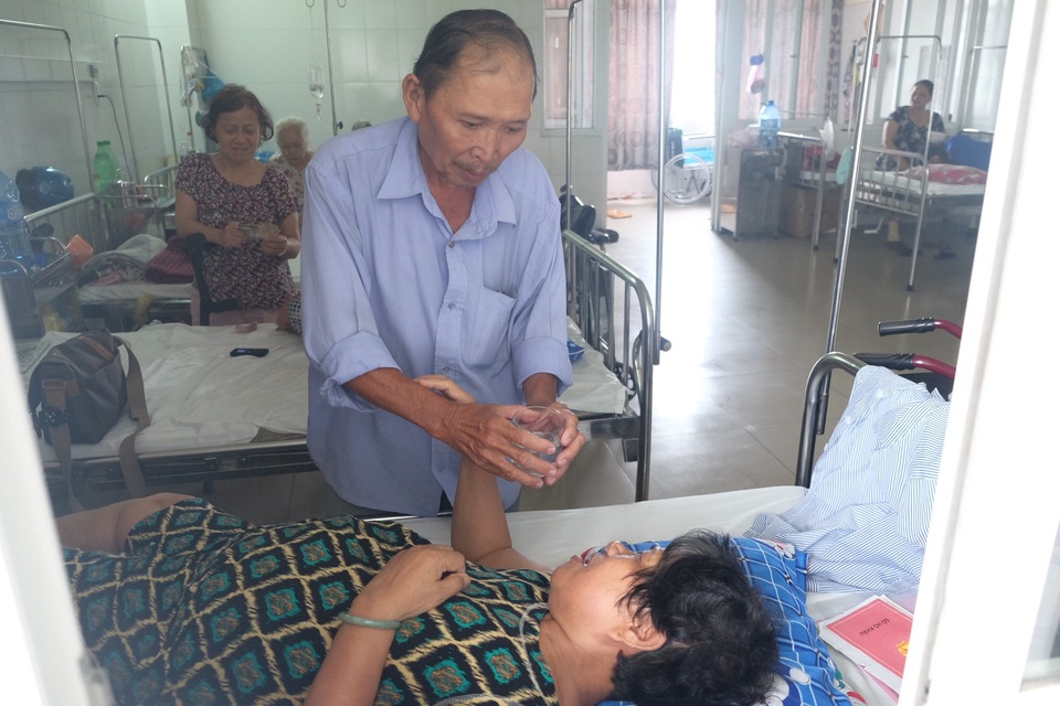 Xót xa cảnh chồng bị ung thư chăm vợ cũng bị ung thư - 2 Căn bệnh ung thư gan khiến ông Thanh mất sức lao động, không thể chaỵ xe thồ mưu sinh. Hai vợ chồng ông chật vợ xoay sở cuộc sống hàng ngày khi ai cũng mang bệnh nặng trong người.