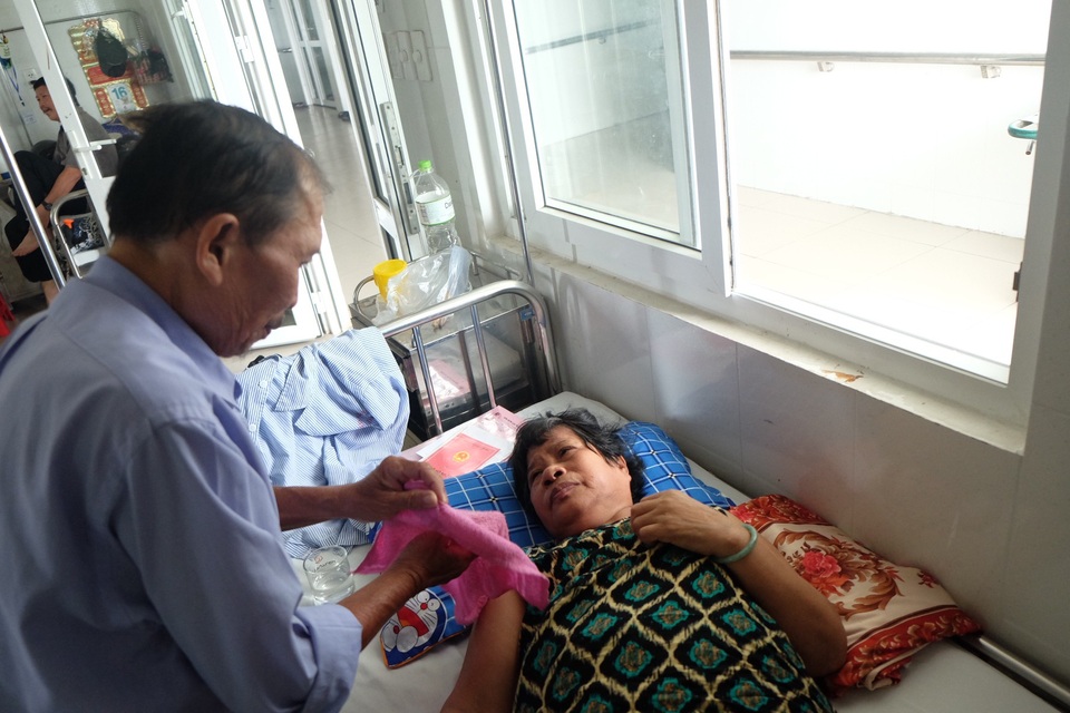 Xót xa cảnh chồng bị ung thư chăm vợ cũng bị ung thư - 1 Ông Thanh đang chăm vợ nằm viện điều trị tại Bệnh viện Phục hồi chức năng TP Đà Nẵng