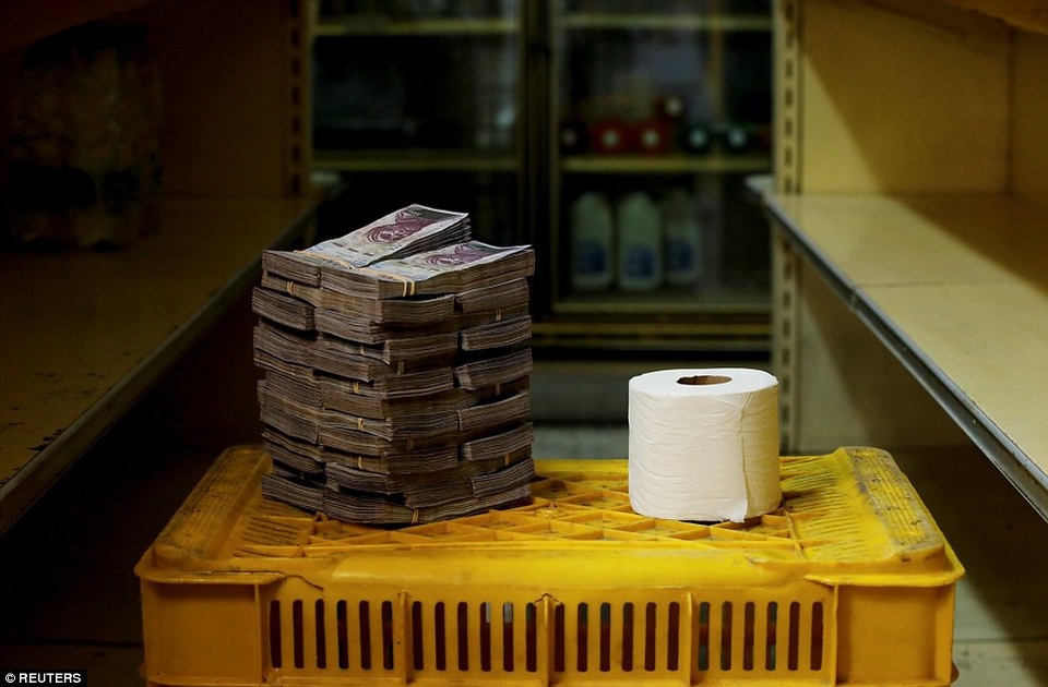 Venezuela đang “mắc kẹt” trong siêu lạm phát - 2 Một cuộn giấy vệ sinh có giá 2,6 triệu bolivar tại một cửa hiệu tạp hóa tại thủ đô Caracas.