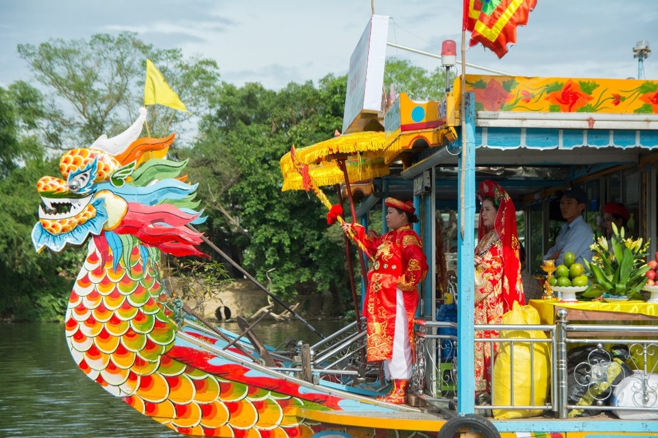 Thuyền rồng xuất phát