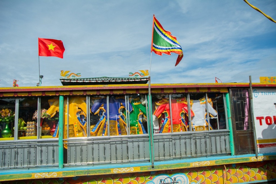 Các áo vàng mã dùng để cúng