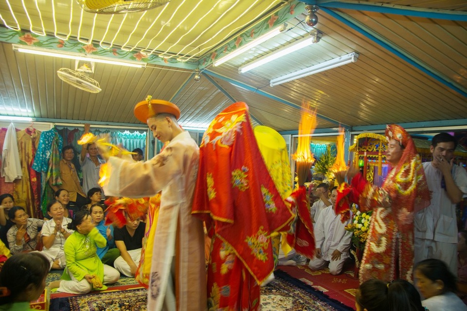 Phần nhảy hầu đồng bắt đầu