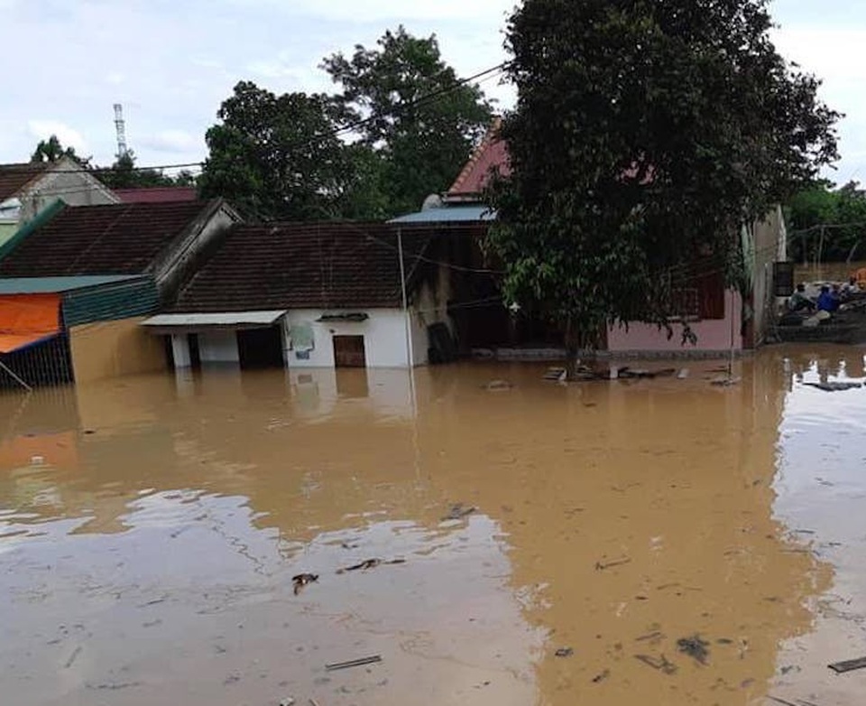 Nước đổ về quá nhanh, hơn 100 nhà dân ngập sâu hơn 1m - 3 Nước lũ dâng cao hơn 1m, khiến cuộc sống người dân gặp rất nhiều khó khăn.