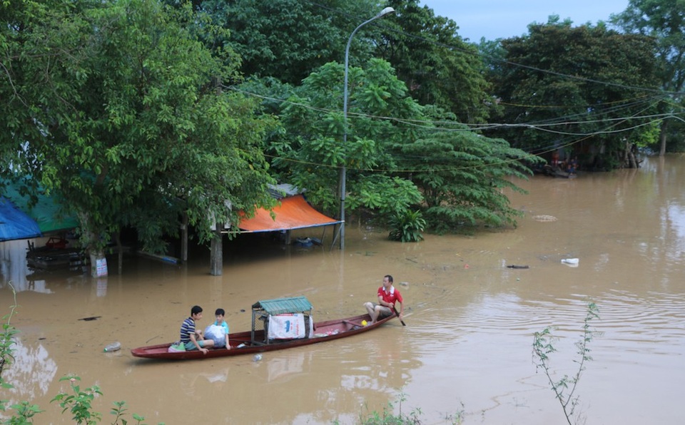 Nước đổ về quá nhanh, hơn 100 nhà dân ngập sâu hơn 1m - 7 Nước đổ về quá nhanh, hơn 100 nhà dân ngập sâu hơn 1m - 7