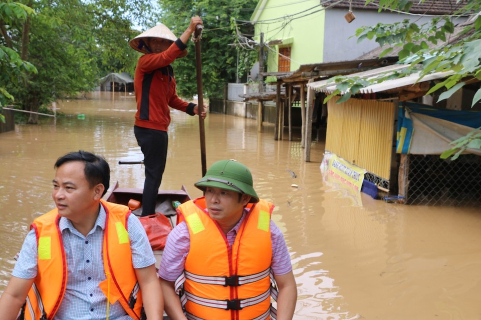 Nước đổ về quá nhanh, hơn 100 nhà dân ngập sâu hơn 1m - 9 Nước đổ về quá nhanh, hơn 100 nhà dân ngập sâu hơn 1m - 9