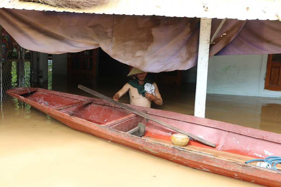 Nước đổ về quá nhanh, hơn 100 nhà dân ngập sâu hơn 1m - 10 Người dân sống trong vất vả vì nước dâng cao.