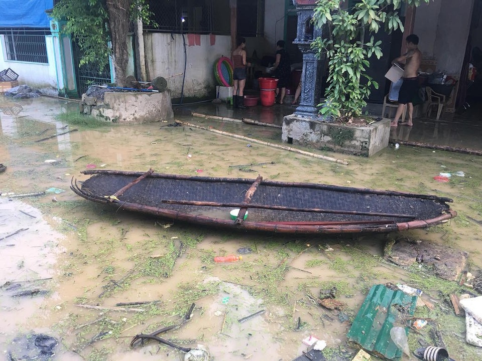 Nước đổ về quá nhanh, hơn 100 nhà dân ngập sâu hơn 1m - 12 Rác từ sông tấn công vào làng mạc khi nước dâng cao cả mét.