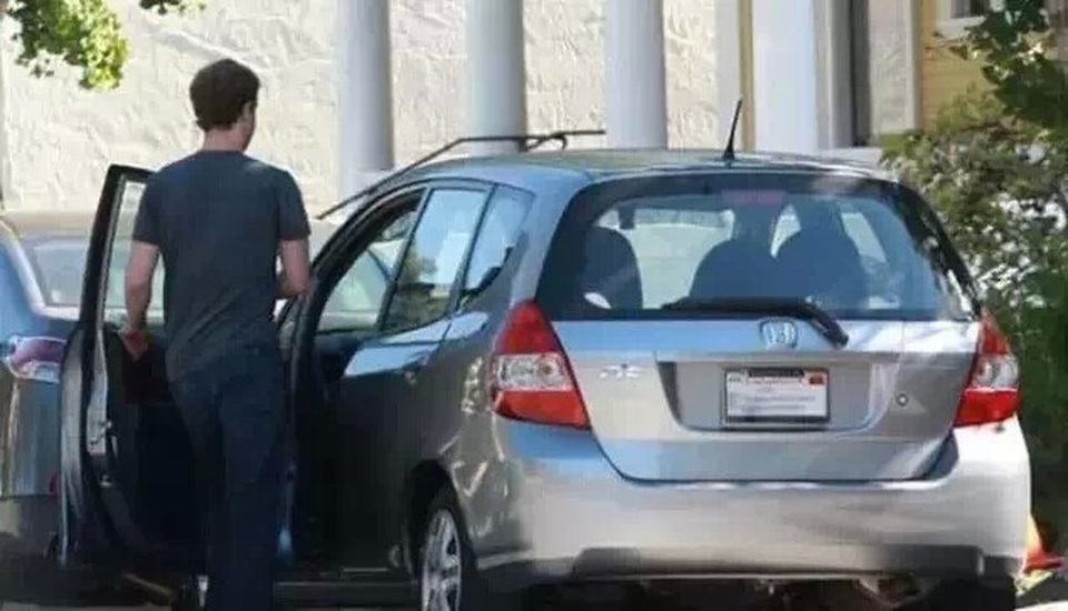 
Ông chủ Facebook với chiếc Honda Jazz khiêm tốn
