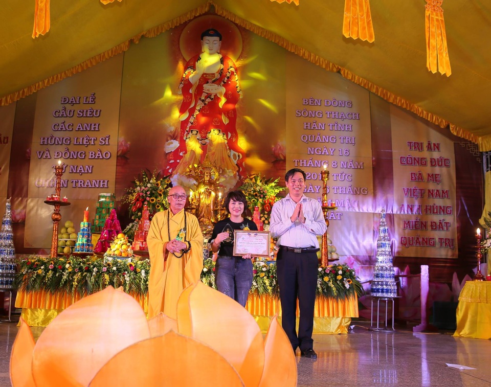 NCB tài trợ Đại lễ cầu siêu các anh hùng liệt sĩ và đồng bào tử nạn chiến tranh - 1
Ban Tổ chức trao Kỷ niệm chương trình cho đại diện Ngân hàng Quốc Dân