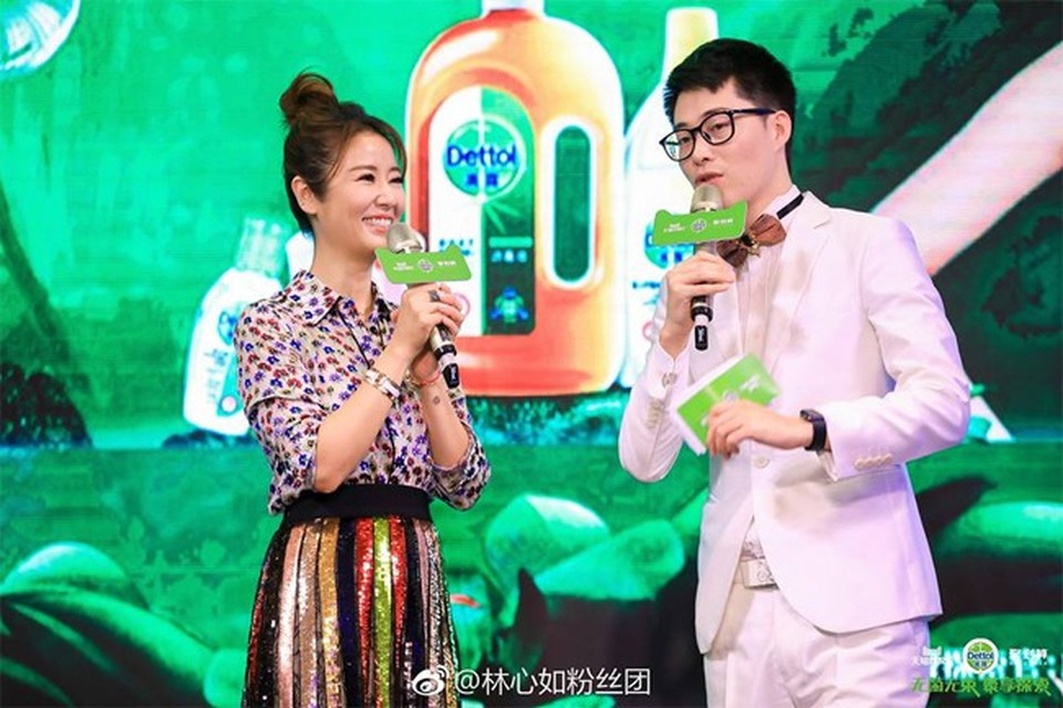 
Lâm Tâm Như giao lưu cùng fan... Ngôi sao nổi tiếng cho hay, cô có cuộc sống hôn nhân viên mãn bên ông xã kém 4 tuổi - Hoắc Kiến Hoa. Cô khen chồng chu đáo, chín chắn và rất quan tâm tới vợ con.
