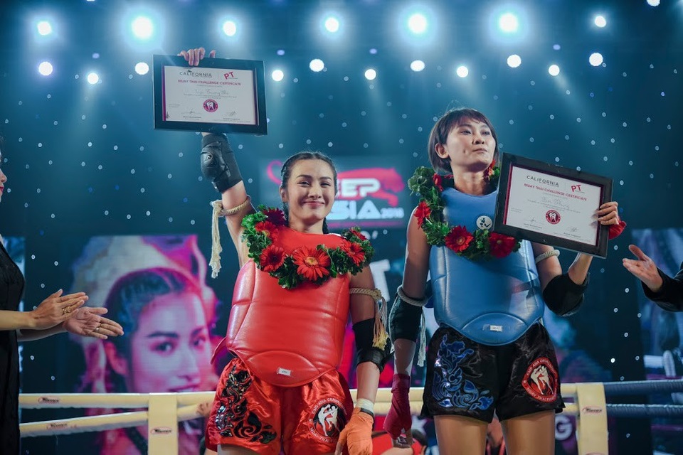 Yaya Trương Nhi khiến người xem nghẹt thở khi đấu Muay Thai với Kim Nhung - 5 Phút giây hứng khởi của hai người đẹp sau khi kết thúc trận đấu.
