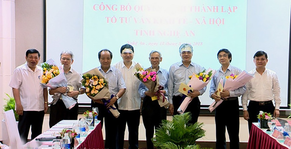 Ông Trương Đình Tuyển làm tổ trưởng tổ tư vấn kinh tế xã hội Nghệ An - 1 Lãnh đạo tỉnh tặng hoa các thành viên Tổ tư vấn KT-XH tỉnh Nghệ An.