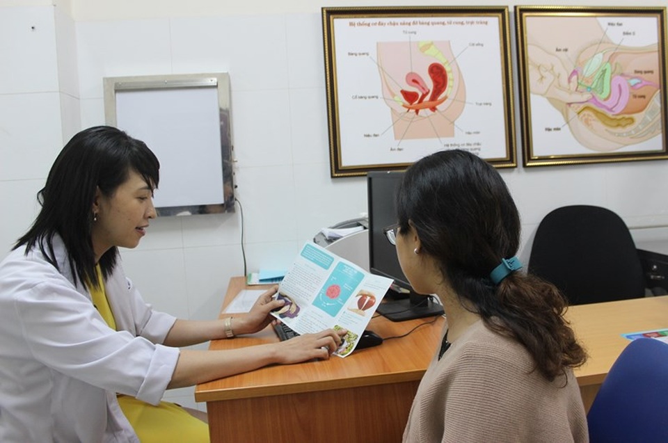 Hết hồn học tân trang vùng kín: Chỉ 1 mẫu là ra nghề - 1 Bác sĩ phòng khám Đơn vị Niệu nữ BV Bình Dân đang tư vấn cho người bệnh. Ảnh: HL