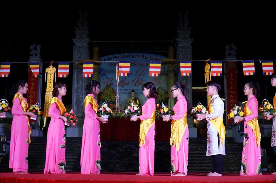 Hàng nghìn hoa đăng lung linh trong lễ Vu Lan ở Hòa Bình - 1
Chương trình văn nghệ với chủ đề “Ơn nghĩa sinh thành” do các thanh thiếu niên Phật tử Hòa Bình biểu diễn mở màn cho buổi lễ Vu Lan ở chùa Kim Sơn Lạc Hồng.