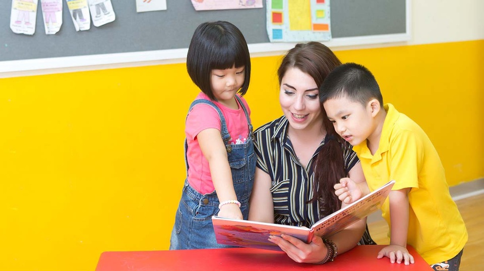 Khi nào nên cho trẻ bắt đầu học tiếng Anh? - 1
Trẻ học ghép vần cùng giáo viên nước ngoài tại Language Link Academic.