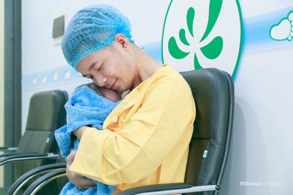 Cả đời có vài lần đi đẻ...sao phải khổ? - 3 Tại Việt Nam, Bệnh viện ĐKQT Thu Cúc là một trong những bệnh viện đầu tiên áp dụng phương pháp “skin to skin” với bố trong sinh nở.