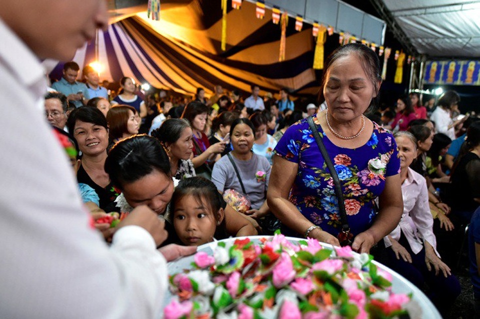 Hàng nghìn hoa đăng lung linh trong lễ Vu Lan ở Hòa Bình - 4
Cô Phương (57 tuổi, huyện Lương Sơn, Hòa Bình) cho biết: “Năm nào tôi cũng tham gia nghi lễ bông hồng cài áo để tưởng nhớ và gửi lời muốn nói tới cha mẹ quá cố của tôi.
