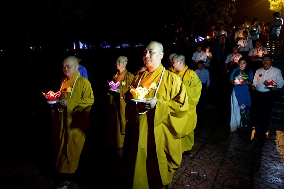 Hàng nghìn hoa đăng lung linh trong lễ Vu Lan ở Hòa Bình - 5
Sau nghi thức bông hồng cài áo là nghi thức thả đèn hoa đăng để cầu cho quốc thái dân an, mọi nhà đều an lành, hạnh phúc.