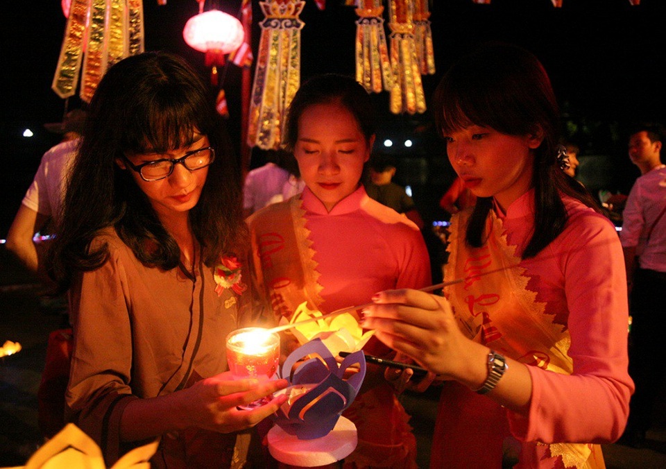 Hàng nghìn hoa đăng lung linh trong lễ Vu Lan ở Hòa Bình - 6
Các bạn trẻ cùng nhau thả đèn hoa đăng cầu mong cho gia đình luôn mạnh khỏe và bình an trong cuộc sống.