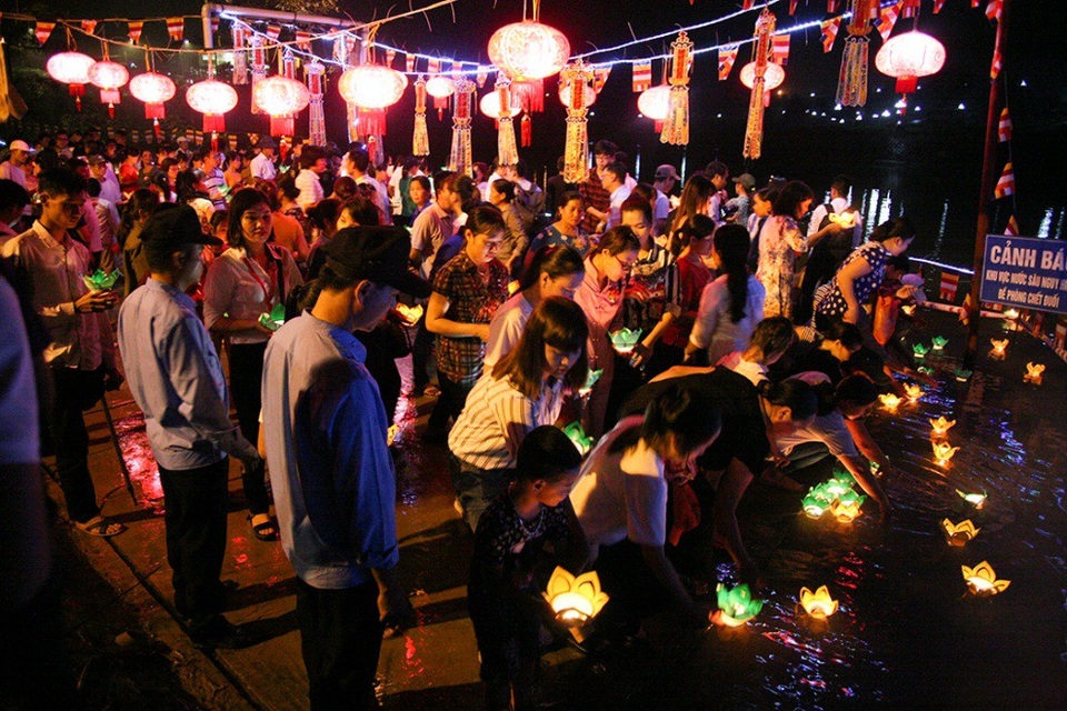 Hàng nghìn hoa đăng lung linh trong lễ Vu Lan ở Hòa Bình - 7
Hàng nghìn người dân thập phương đổ dồn về hồ nước nằm trong khuôn viên công viên nghĩa trang Lạc Hồng Viên để thả đèn hoa đăng. Đối với nhiều người, thời khắc thả đèn hoa đăng vô cùng ý nghĩa và thiêng liêng.