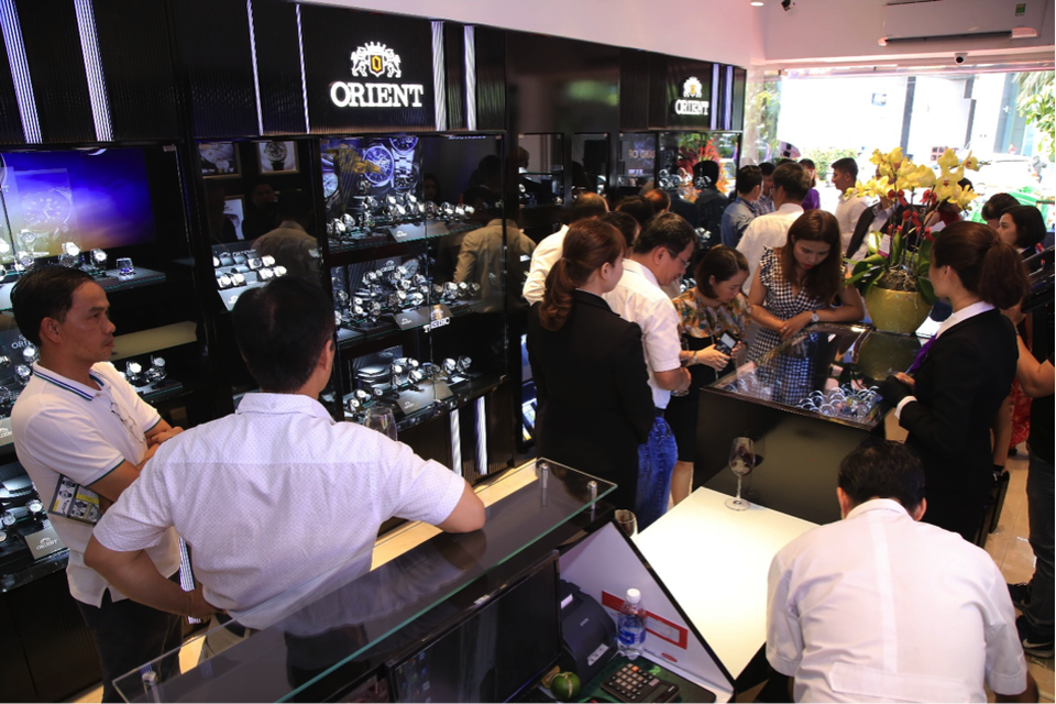 Tập đoàn Seiko Epson khai trương showroom Orient thứ 2 tại Việt Nam - 3 Khách hàng thăm quan gian hàng Orient Showroom tại TP Hồ Chí Minh trong ngày đầu khai trương