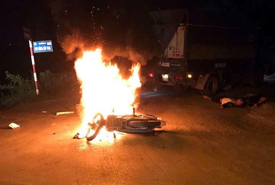 Chiếc xe máy bốc cháy sau cú va chạm. (Ảnh: Phạm Mạnh)