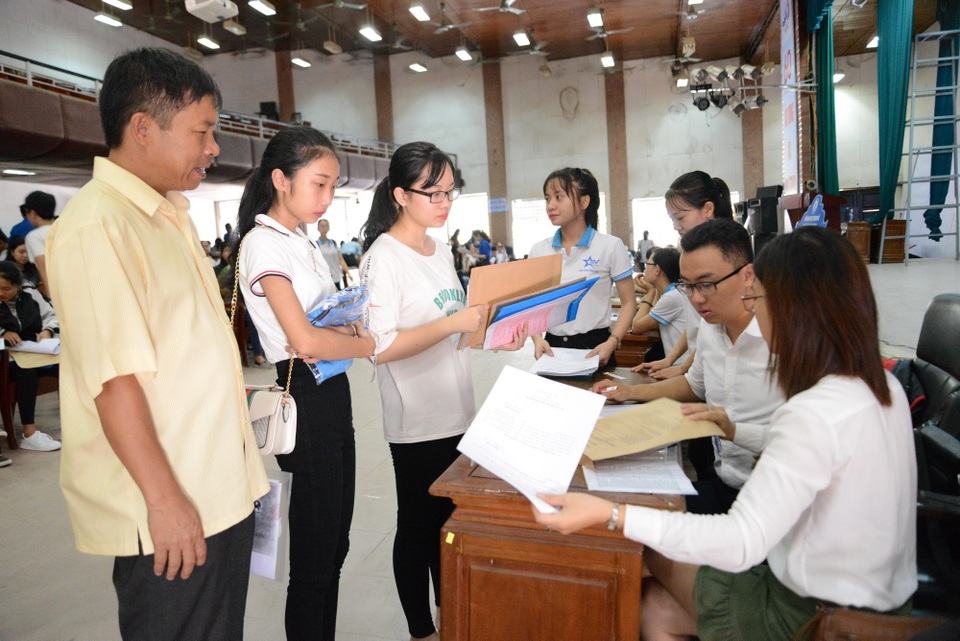 Tân sinh viên chen chân làm thủ tục nhập học - 9
Bố đưa con gái đến nhập học.