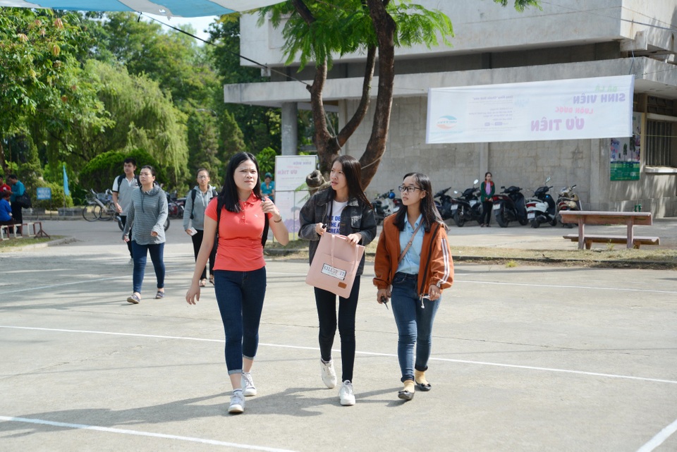Tân sinh viên chen chân làm thủ tục nhập học - 8 Tân sinh viên Đại học Sư phạm