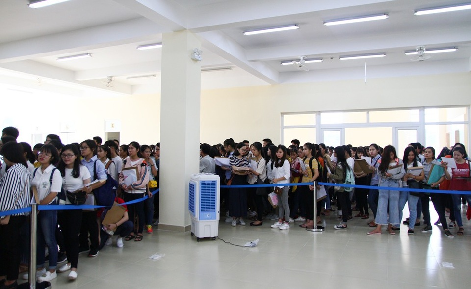 Tân sinh viên chen chân làm thủ tục nhập học - 2 Tân sinh viên chen chân làm thủ tục nhập học - 2