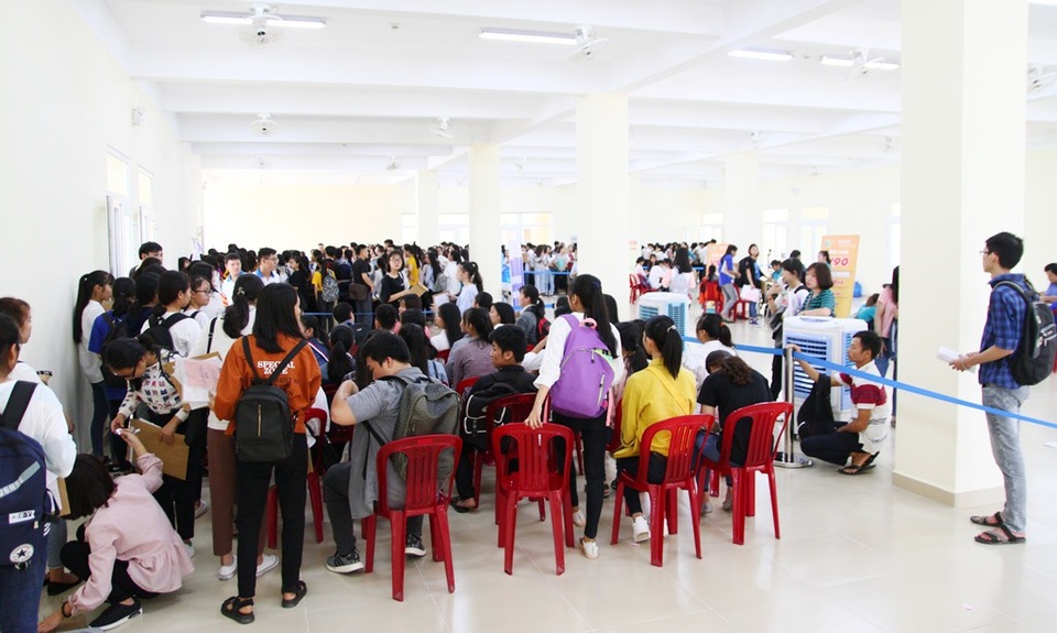 Tân sinh viên chen chân làm thủ tục nhập học - 4 Tân sinh viên chen chân làm thủ tục nhập học - 4