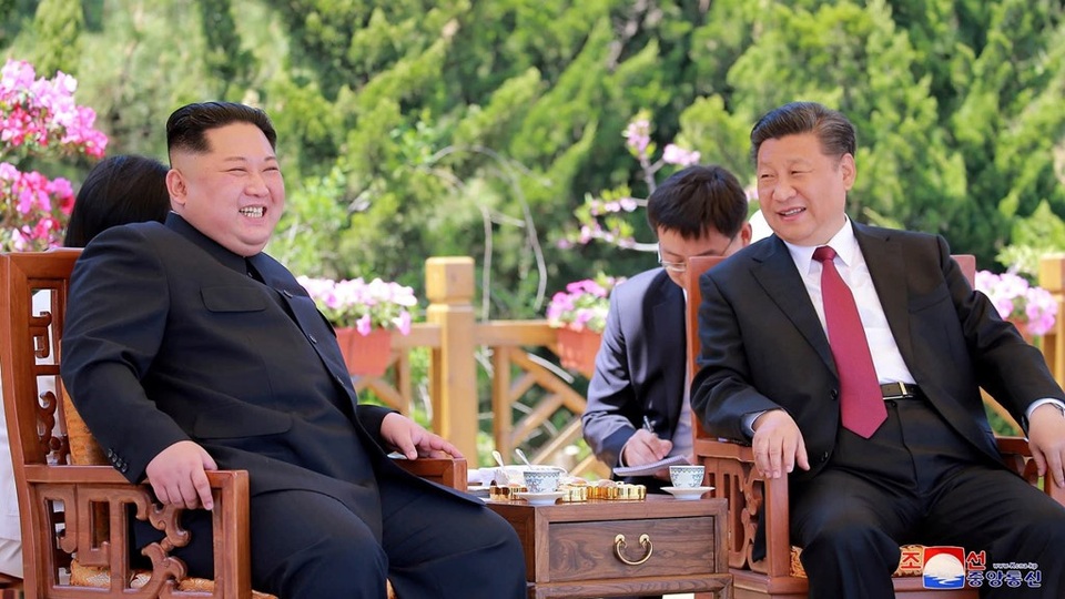 Triều Tiên có thể đón ông Tập Cận Bình theo cách “chưa từng có tiền lệ” - 1 Chủ tịch Tập Cận Bình đón nhà lãnh đạo Kim Jong-un tại Trung Quốc hồi tháng 5 (Ảnh: Reuters)
