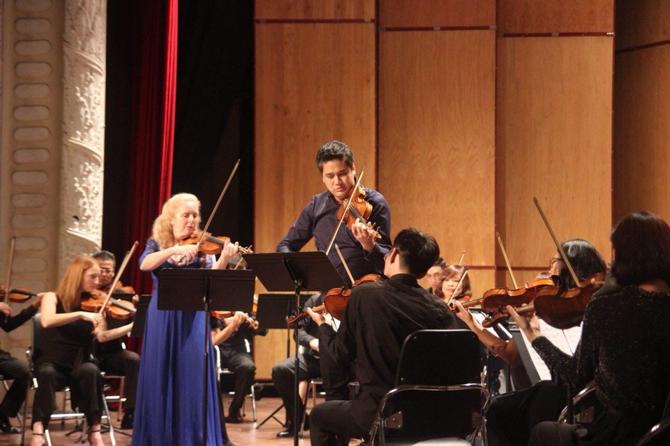 Nghệ sĩ violin nổi tiếng Stephanie đến Việt Nam biểu diễn - 1 Stephanie Chase biểu diễn cùng Tiến sĩ, NSƯT Bùi Công Duy và dàn nhạc tại Hà Nội cách đây không lâu.